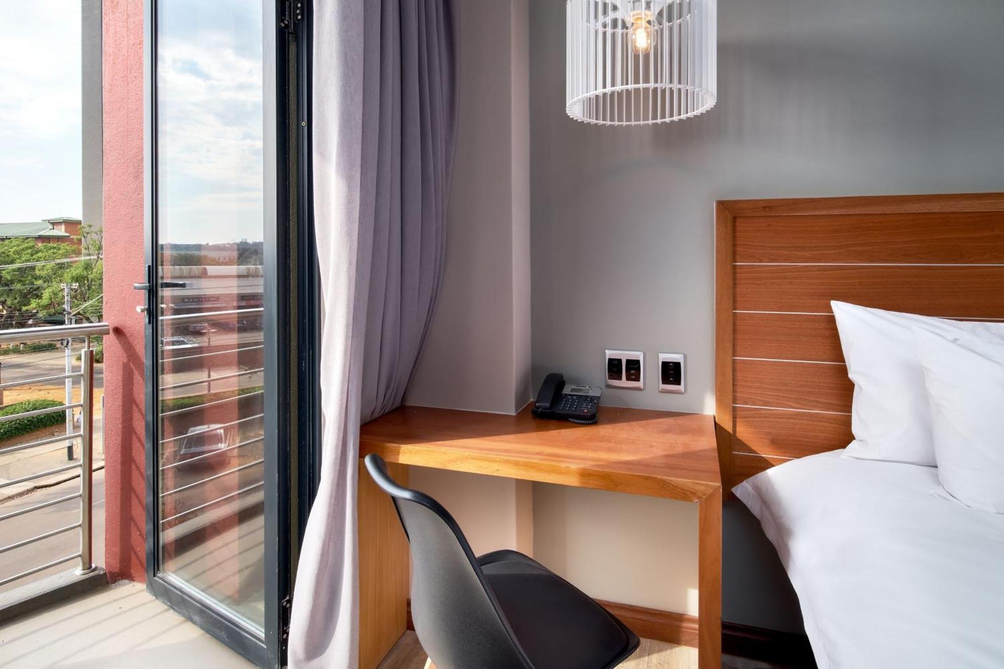 Protea Hotel By Marriott Pretoria Hatfield Стая снимка